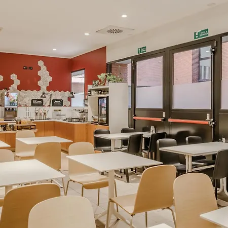 Hotiday Paoli فندق