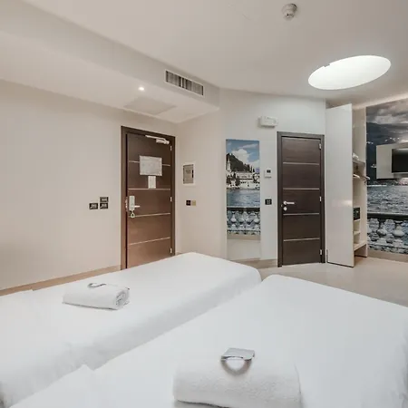 Hotiday Paoli Отель Комо